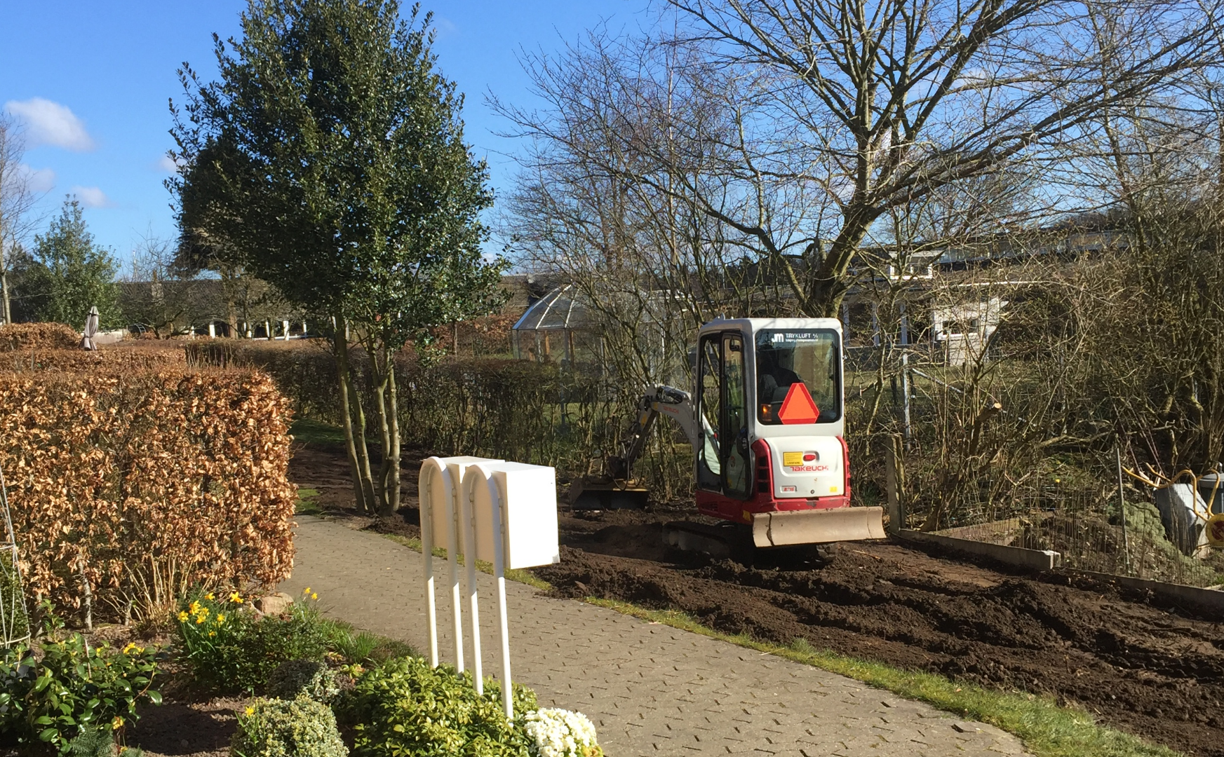 Kenneth i fuld gang med at gøre klar til nyt græs, efter stor beskæring af beplantning i Funder.