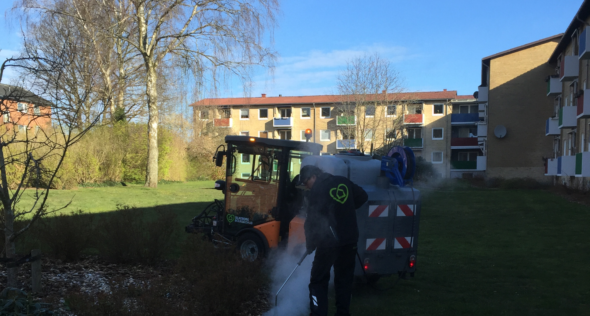 I røg og damp - Poul damper ukrudtet på Hjejlevej.